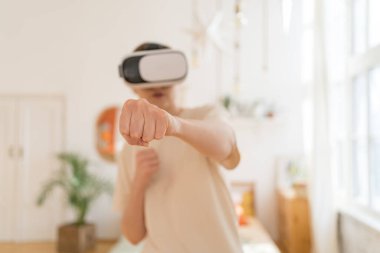 Spor salonu evde. Siber uzay trenlerinde bir boksör. Sporda sanal ve geliştirilmiş gerçeklik teknolojisi