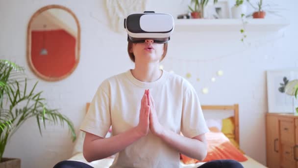 Kebijaksanaan latihan, meditasi. Yoga dengan kacamata VR. Meditasi Berlatih — Stok Video