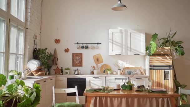 Uma cozinha aconchegante nos raios de luz solar. Interior moderno casa em estilo escandinavo — Vídeo de Stock