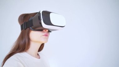 Siber uzayda bir insan. Modern VR teknolojisi. Kopyalama alanı