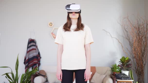 Kobieta w cyfrowej rzeczywistości. Technologia VR w przytulnym pokoju — Wideo stockowe
