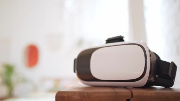Las gafas se acercan. Entretenimiento VR Dispositivo electrónico futurista — Vídeos de Stock