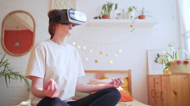 Mindfulness i cyberrymden. Personen övar meditation hemma på sängen — Stockvideo