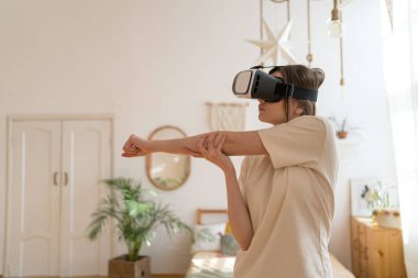 Sanal ortamda spor. VR kulaklıklı spor salonu. Evden çıkmadan esnemek ve egzersiz yapmak