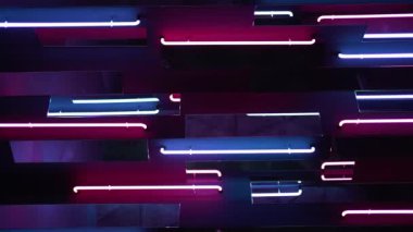 Modern neon iç mekan. Çok renkli lambaların gelecekteki parlak çizgileri