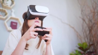 Virotik gerçeklik oyununda bir kişi joystick oynar. Sanal Oyun