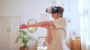 Sanal ortamda spor. VR kulaklıklı spor salonu. Evden çıkmadan esnemek ve egzersiz yapmak