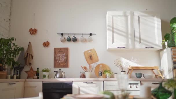 Hermosa cocina moderna. Interior del hogar por la mañana temprano — Vídeos de Stock