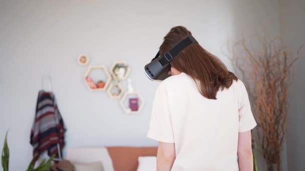 Uma pessoa da parte de trás em um fone de ouvido VR. Tecnologia conectada à Internet para comércio eletrônico — Vídeo de Stock