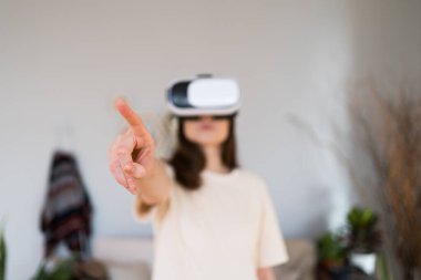 Sanal dokunuş. Siber alemde alışveriş. Beyaz sanal gerçeklik kasklı genç kadın.