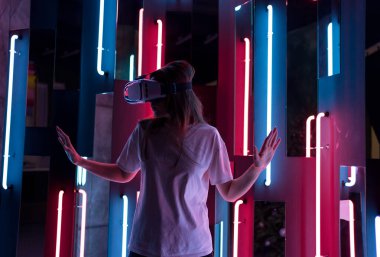 Siber teknoloji. Miğferde sanal oyun. Eğlence için modern aygıt