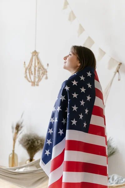 美国国旗。一位自豪的妇女站在国旗旁边,遥望远方.自由、民主和独立 — 图库照片