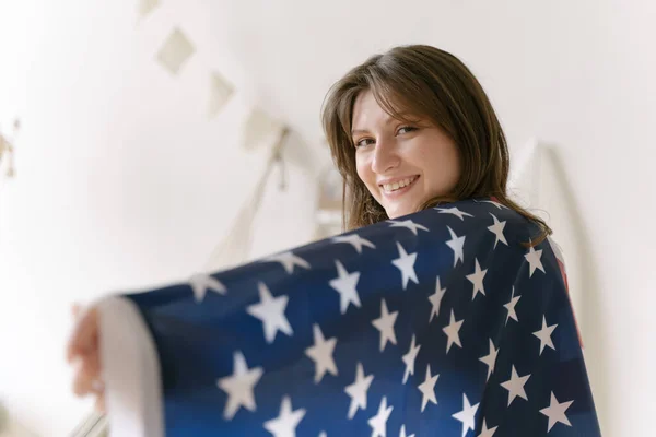 Американский флаг. Демократия. Житель Соединенных Штатов. Студент с национальным символом страны — стоковое фото