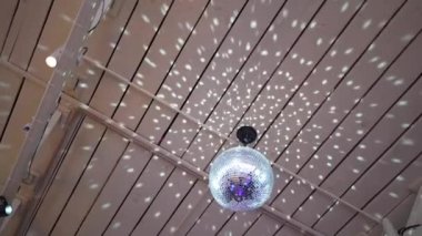 Disko topu döner ve güzel ışığı yansıtır. Gece kulübü, parti.