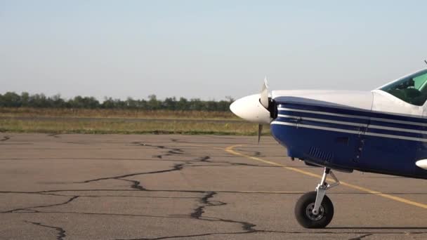 Das Propellerflugzeug startet. Vorbereitung auf den Flug. Das funktionierende Triebwerk des Flugzeugs — Stockvideo