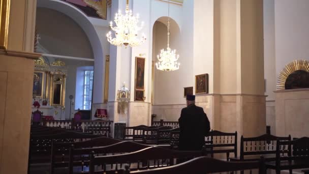 O padre vai à igreja. Religião, esperança e serviço a Deus. Fé ao cristianismo — Vídeo de Stock