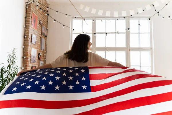 В США. Женщина бежит с флагом США — стоковое фото