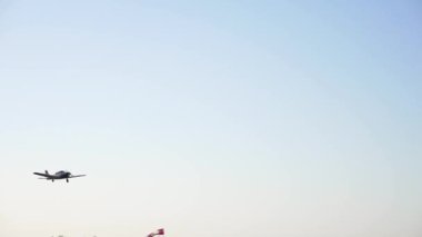 Havaalanından küçük bir uçak kalkıyor. Özel havacılık. Kiralık pervane uçakları