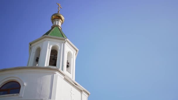 Chrześcijański kościół przeciwko niebu. Piękny budynek religijny — Wideo stockowe