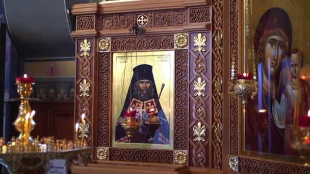 Um ícone na Igreja Ortodoxa. Arte no interior do templo — Vídeo de Stock