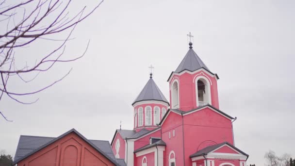 Na střeše ortodoxní církve. Chrám křesťanů venku — Stock video