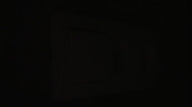 4K 10 bit. Beyaz düğmenin ışığını aç. Elektrik idaresi. Güç, enerji