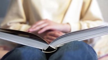 Açık kitap. Bu kişi edebiyat okuyor. Yakın plan. Kütüphanedeki öğrenci, eğitim.