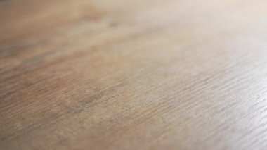 4K 10 bit. Anahtarları ahşap bir masaya koyan kişi. Evin ve arabanın anahtarları.