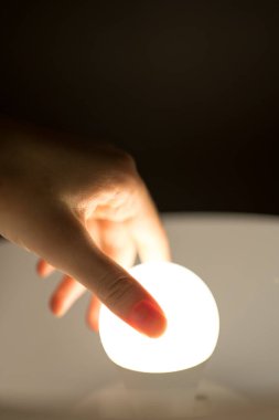 Avizenin ışığını aç. Elektrik var. Elektrikçi lambayla çalışıyor.