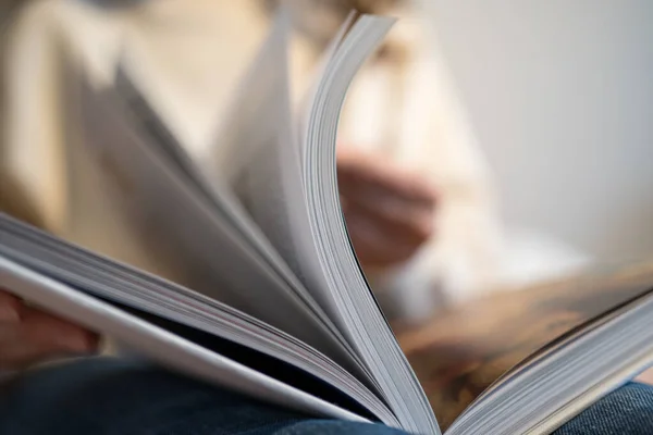 Sayfaları çevir. Edebiyat. Kitap okumak ve çalışmak, yakın plan.