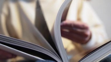 Sayfaları çevir. Edebiyat. Kitap okumak ve çalışmak, yakın plan.