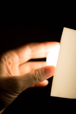 Lambayı çeviriyorum. Işıkları açıyorum. Profesyonel elektrikçi.