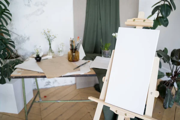 Begin met tekenen. Leeg wit doek. Het werk van de verbeelding — Stockfoto