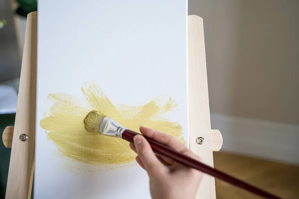 画家用画笔，特写来描绘一幅画。摘要制图 — 图库照片
