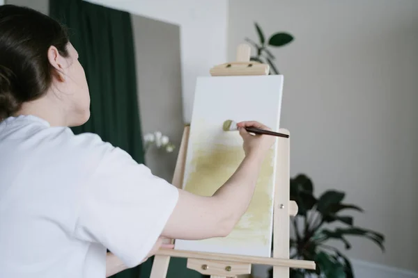 Una ocupación creativa. El artista trabaja con pinturas al óleo. Bellas artes sobre lienzo blanco en el estudio —  Fotos de Stock