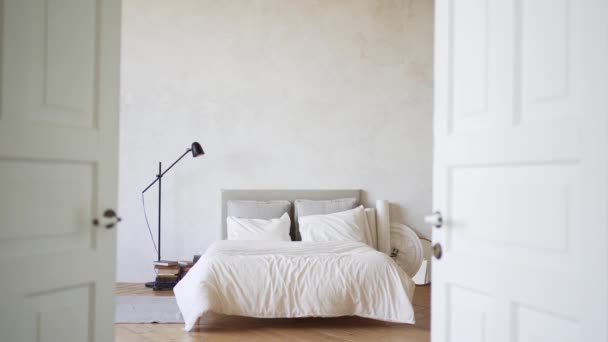 Hálószoba egy ággyal. A belső tér a modern skandináv stílusú apartmanok — Stock videók