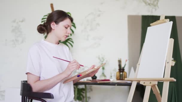 4K 10 bit. Un hobby creativo. Ritratto di un'artista donna in uno studio d'arte — Video Stock