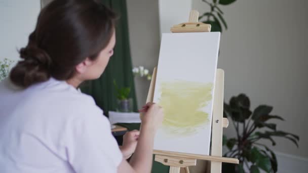 Kreative Beschäftigung. Der Künstler arbeitet mit Ölfarben. Bildende Kunst auf weißer Leinwand im Atelier — Stockvideo