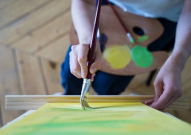 Sanat kolejinin bir öğrencisi bir resim çiziyor. Çizim yapmayı öğrenmek