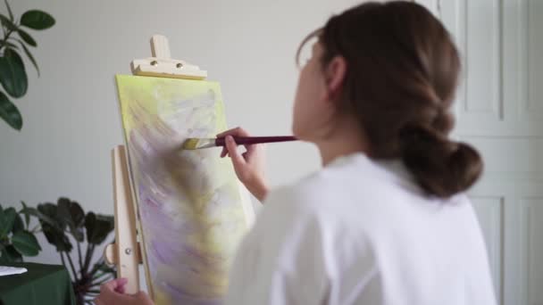 Contemporary art. Woman artist working on an abstract painting — Stock Video