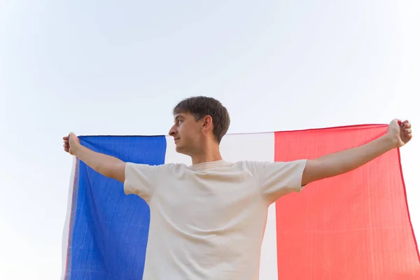 Inmigración a Francia. Demostración de la bandera francesa. Patriota con símbolo nacional —  Fotos de Stock