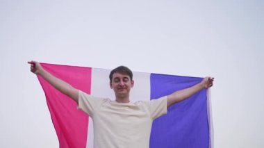 Fransa 'ya göç. Fransız bayrağının gösterimi. Ulusal sembollü bir vatansever.