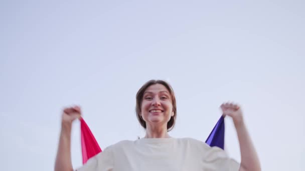 프랑스의 깃발을 든 감정적 인 여자의 모습. 풋볼 팬. 올림픽 팬 — 비디오