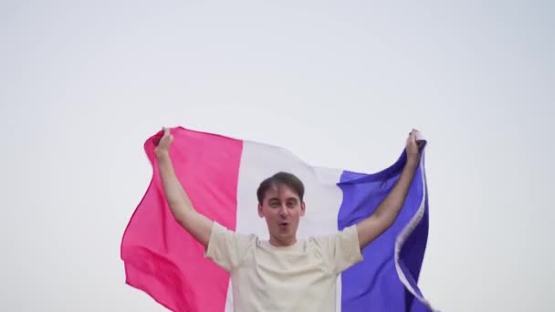 Un francés excitado con una bandera. Símbolo de Francia. Celebrando la victoria del país — Vídeo de stock