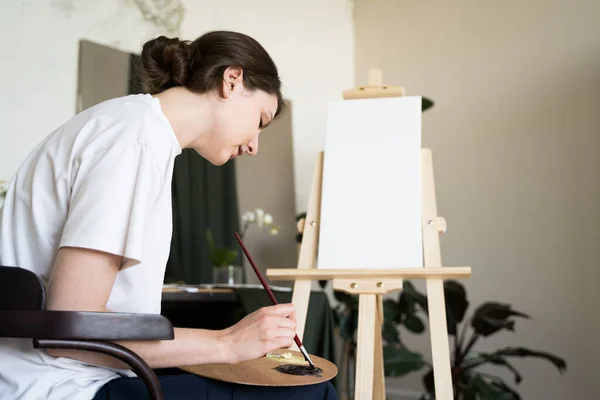 El artista mezcla pinturas al óleo en la paleta. Herramientas profesionales del pintor —  Fotos de Stock