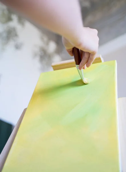 Δημιουργώντας ένα πολύχρωμο έργο τέχνης. Επαγγελματίας καλλιτέχνης αντλεί από ένα καβαλέτο — Φωτογραφία Αρχείου