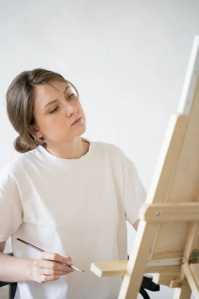 Profi festő. Dolgozz ecsetekkel a rajzoláshoz. A fókuszált művész arca — Stock Fotó