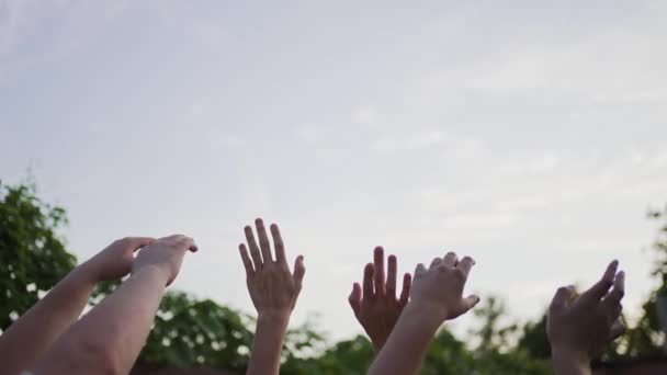 Hände einer Gruppe tanzender Menschen am Himmel bei Sonnenuntergang. Konzert. Freundschaft und Familie zusammen. Unbekümmerte Veranstaltung, Sommerfest — Stockvideo