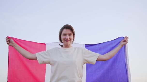 Una joven sostiene la bandera nacional de Francia. Día de la Bastilla. Día de Francia — Vídeos de Stock