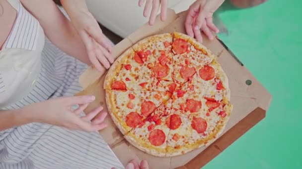 Compania prietenilor ia pizza. Privire de sus. Petrecere la piscină. Vara, întâlnirea unui grup de oameni — Videoclip de stoc